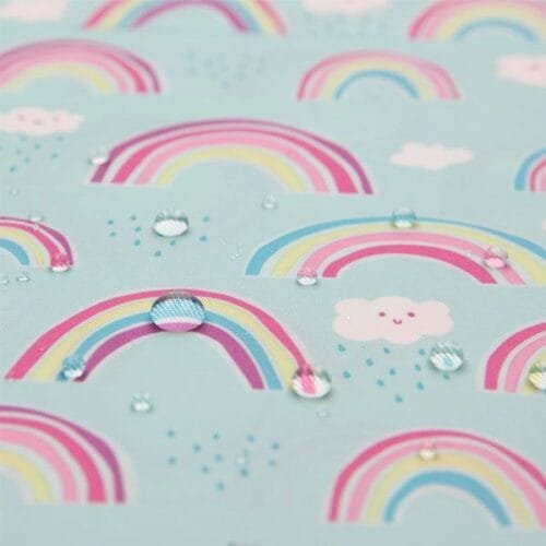 Babero impermeable con mangas arcoiris