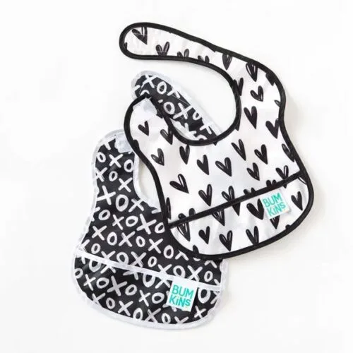 Dos baberos de la marca Bumkins