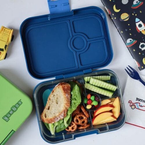 Yumbox Panino color Azul y dibujo de coche de carreras