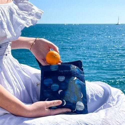 Porta alimentos de la marca Yumbox con dibujos de lunas