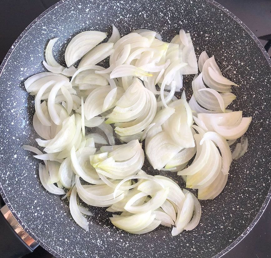 Merluza con cebolla y tomate