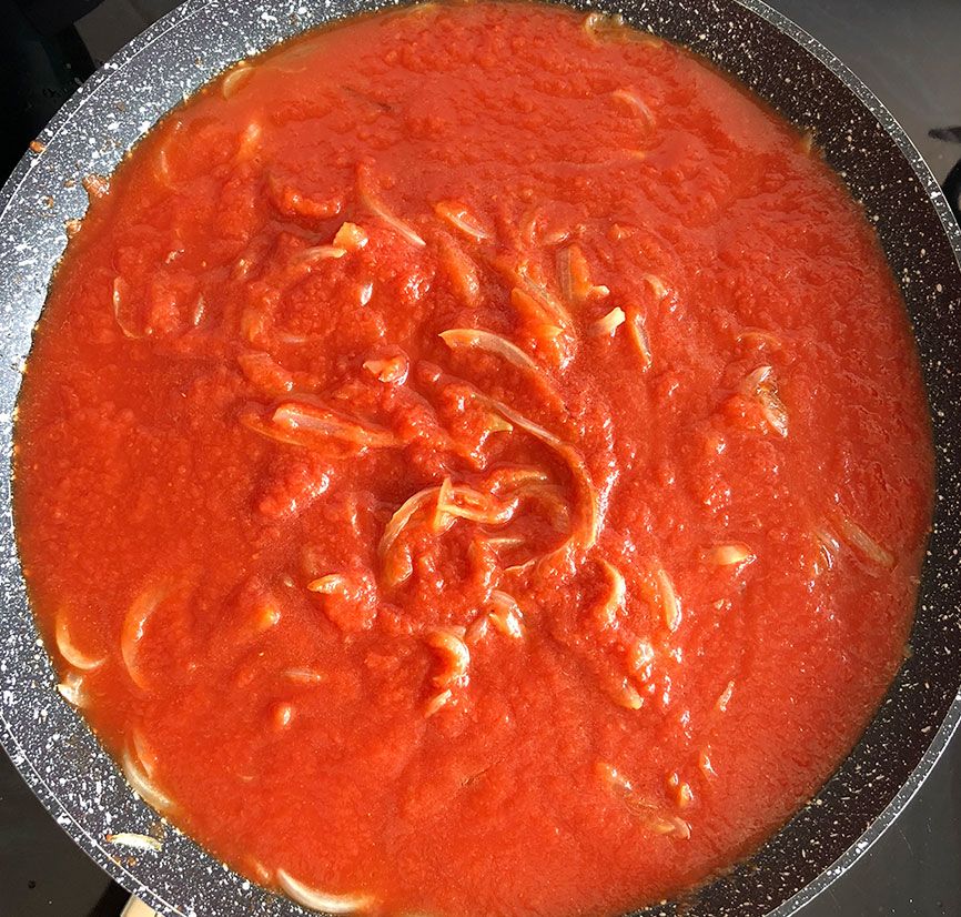 Merluza con cebolla y tomate
