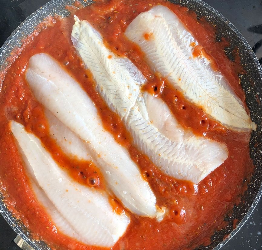 Merluza con cebolla y tomate