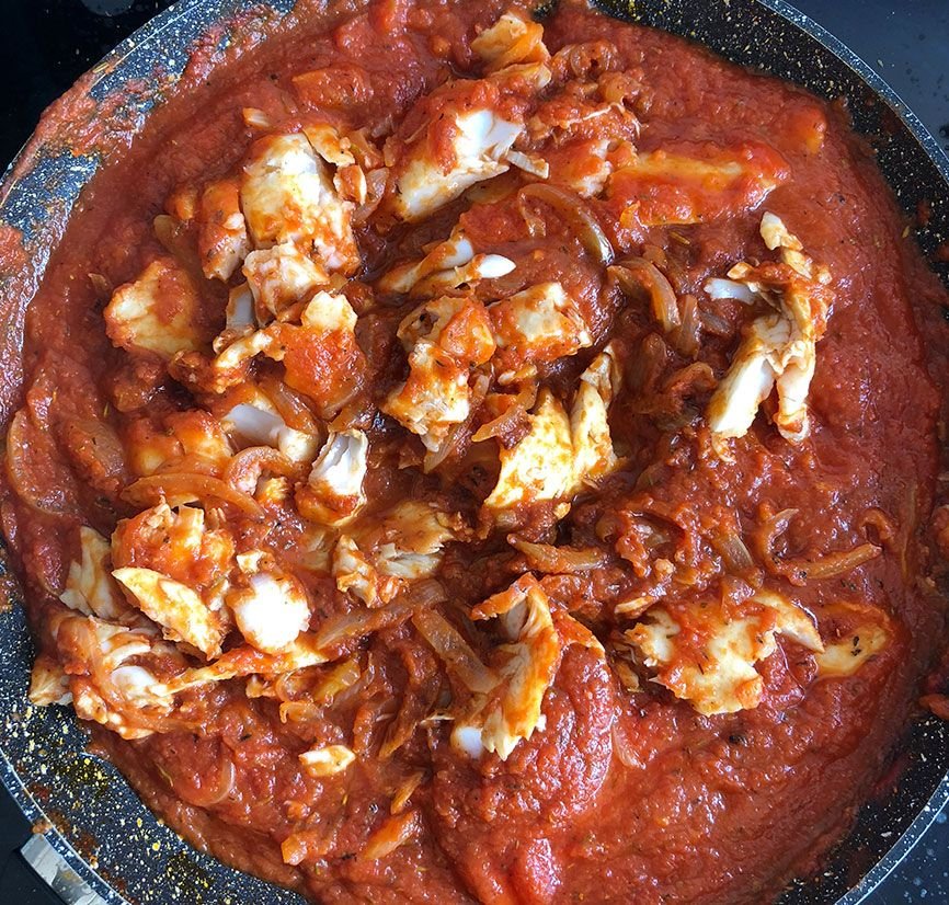 Merluza con cebolla y tomate