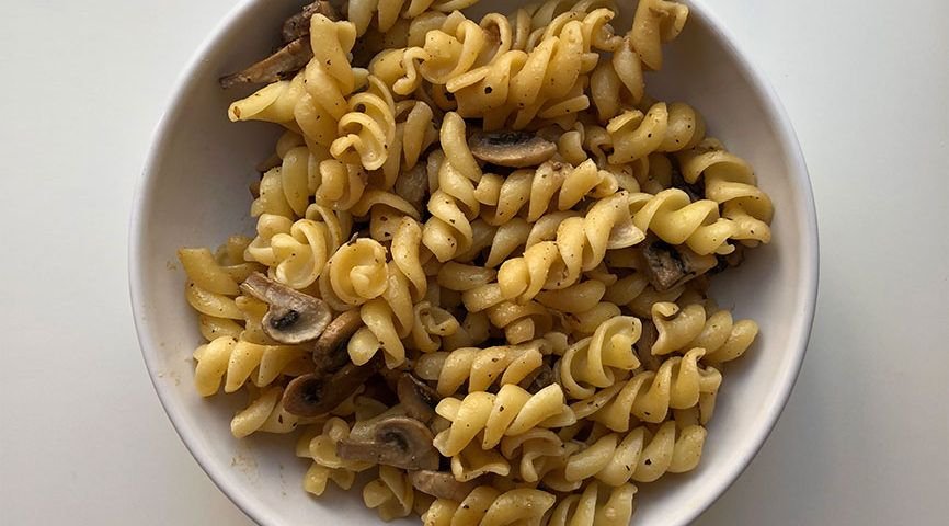 Pasta fusilli con champiñones y tahín