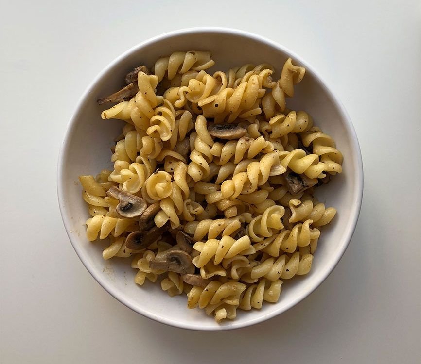 Pasta fusilli con champiñones y tahín