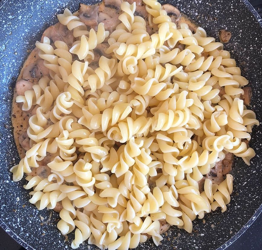 Pasta fusilli con champiñones y tahín