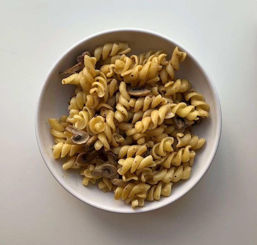 Pasta fusilli con champiñones y tahín