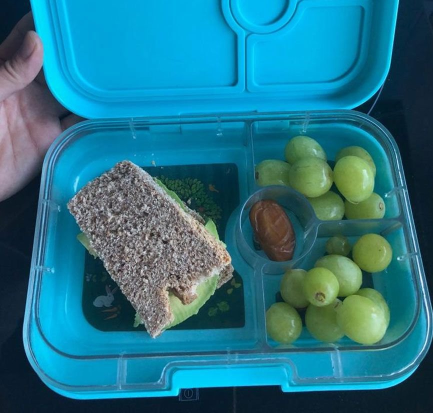 Desayuno pan de espelta con aguacate, uvas y dátiles