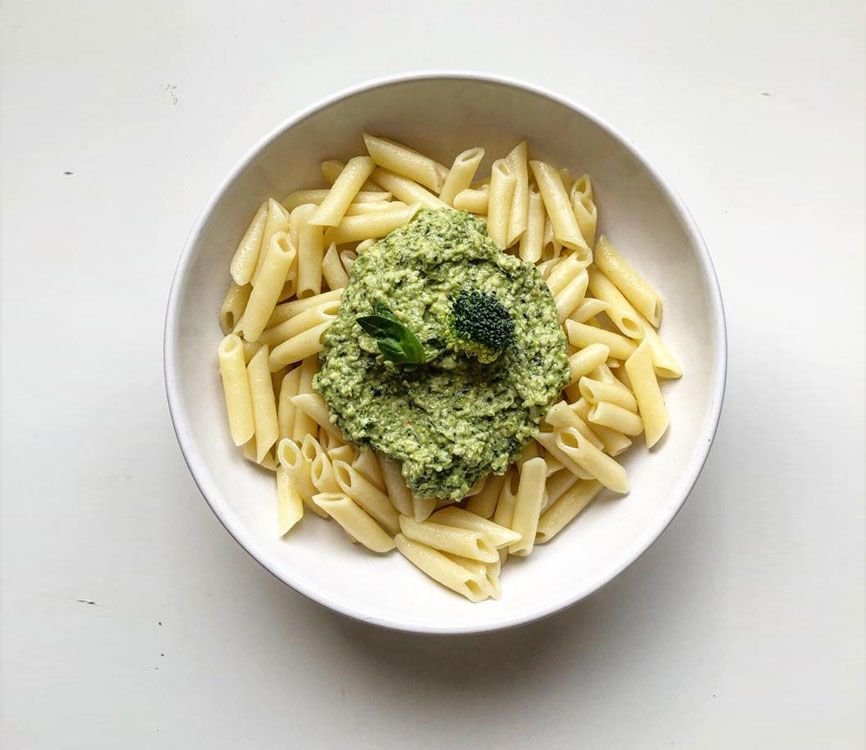 Preparación de la salsa pesto con brócoli