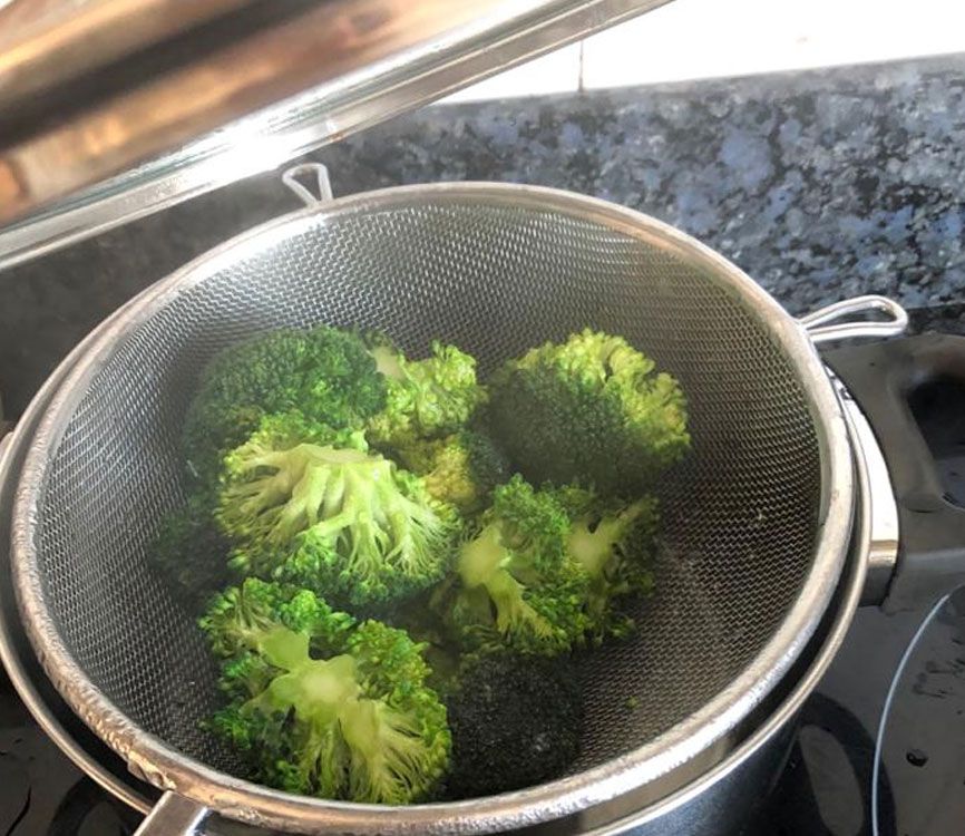 Paso 1 de la preparación de la salsa pesto con brócoli