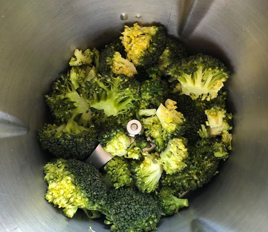 Paso 3 de la preparación de la salsa pesto con brócoli