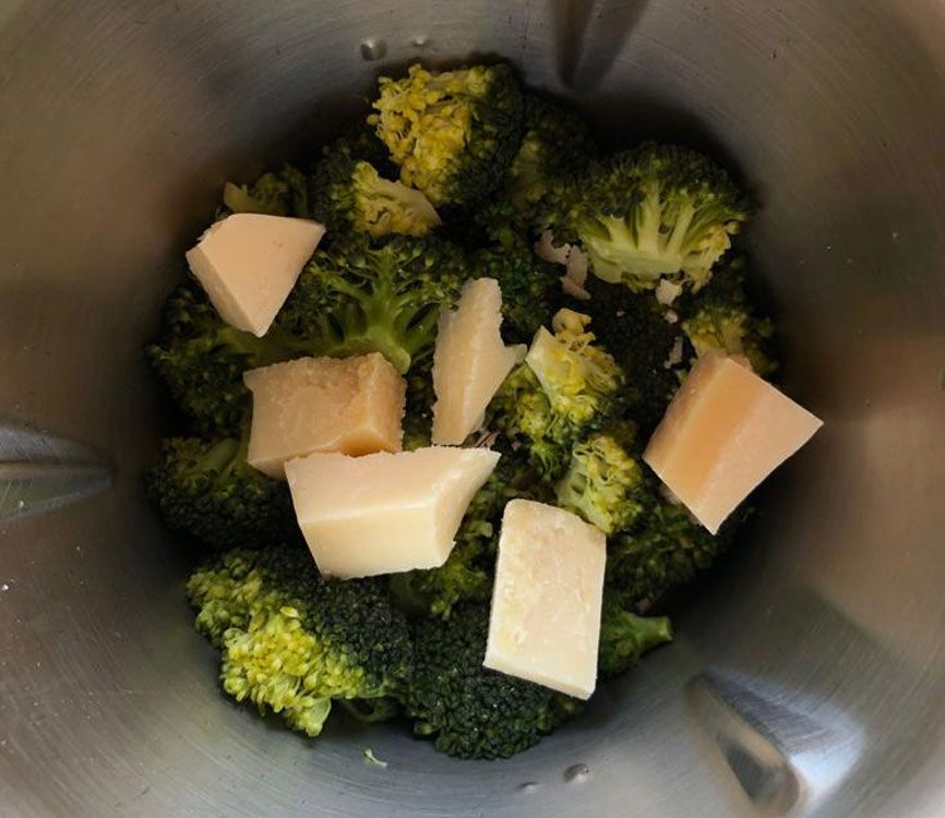 Paso 4 de la preparación de la salsa pesto con brócoli