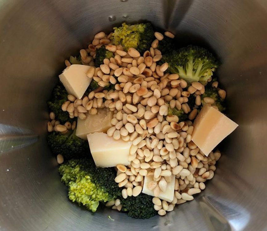 Paso 5 de la preparación de la salsa pesto con brócoli