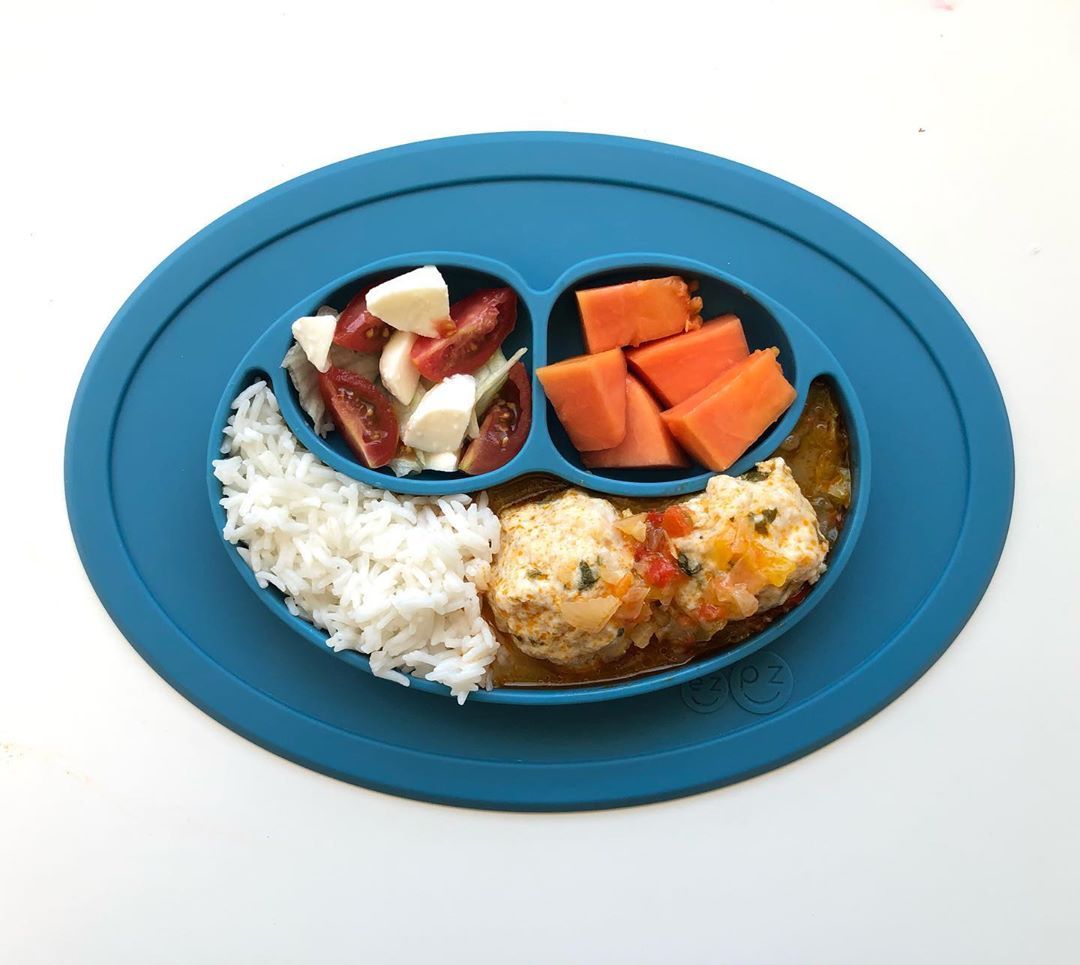 Albóndigas de pavo con salsa de verduras + arroz basmati + ensalada de lechuga, tomates y queso mozzarella + papayas