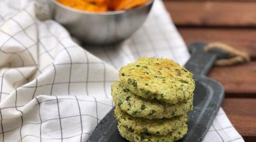 Hamburguesa de pollo, espinacas y quinoa