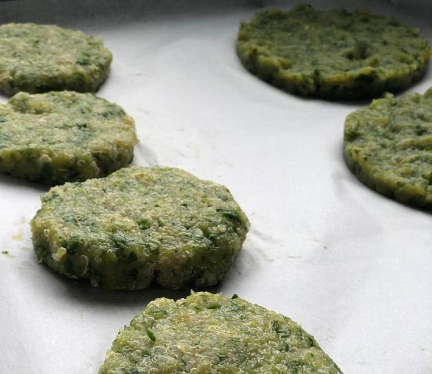 Hamburguesa de pollo, espinacas y quinoa