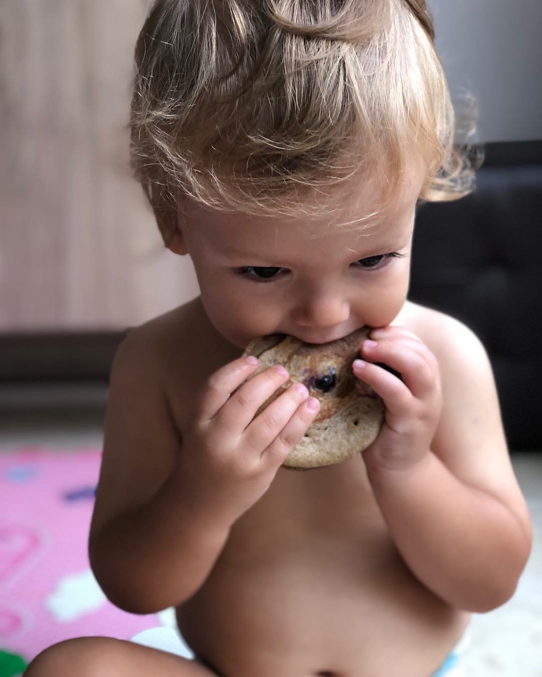 Bebé disfrutando de la alimentación complementaria con el método BLW