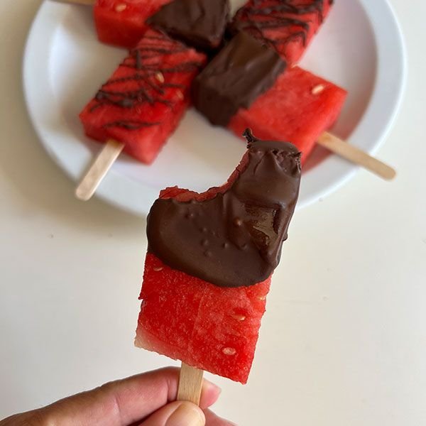 Helado de sandía casero con chocolate